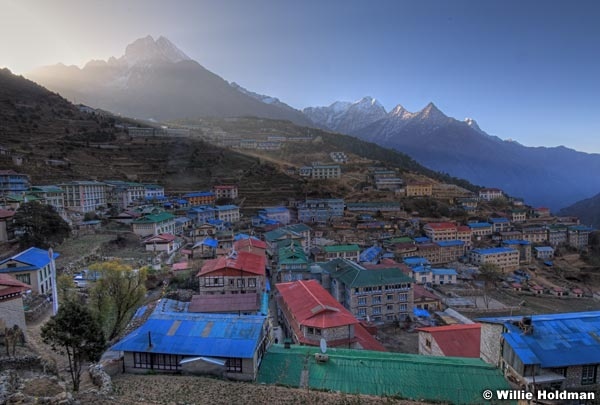 Namche050809lookingeas5