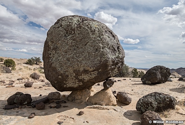 Balancing Lava Boulder Boulder Utah 032224 8414
