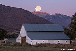 White fulll moon barn 101119 8920 6